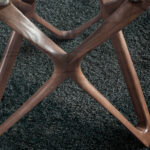 Table de salle à manger ronde en verre avec pieds en bois.