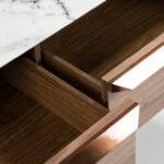 Tavolino in fibra di vetro effetto legno noce e marmo con cassetti