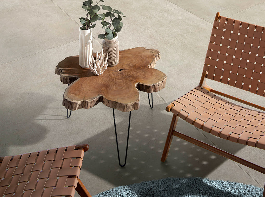 Corner table in solid Teak wood and black wrought iron Corner table in solid Teak wood and black wrought iron