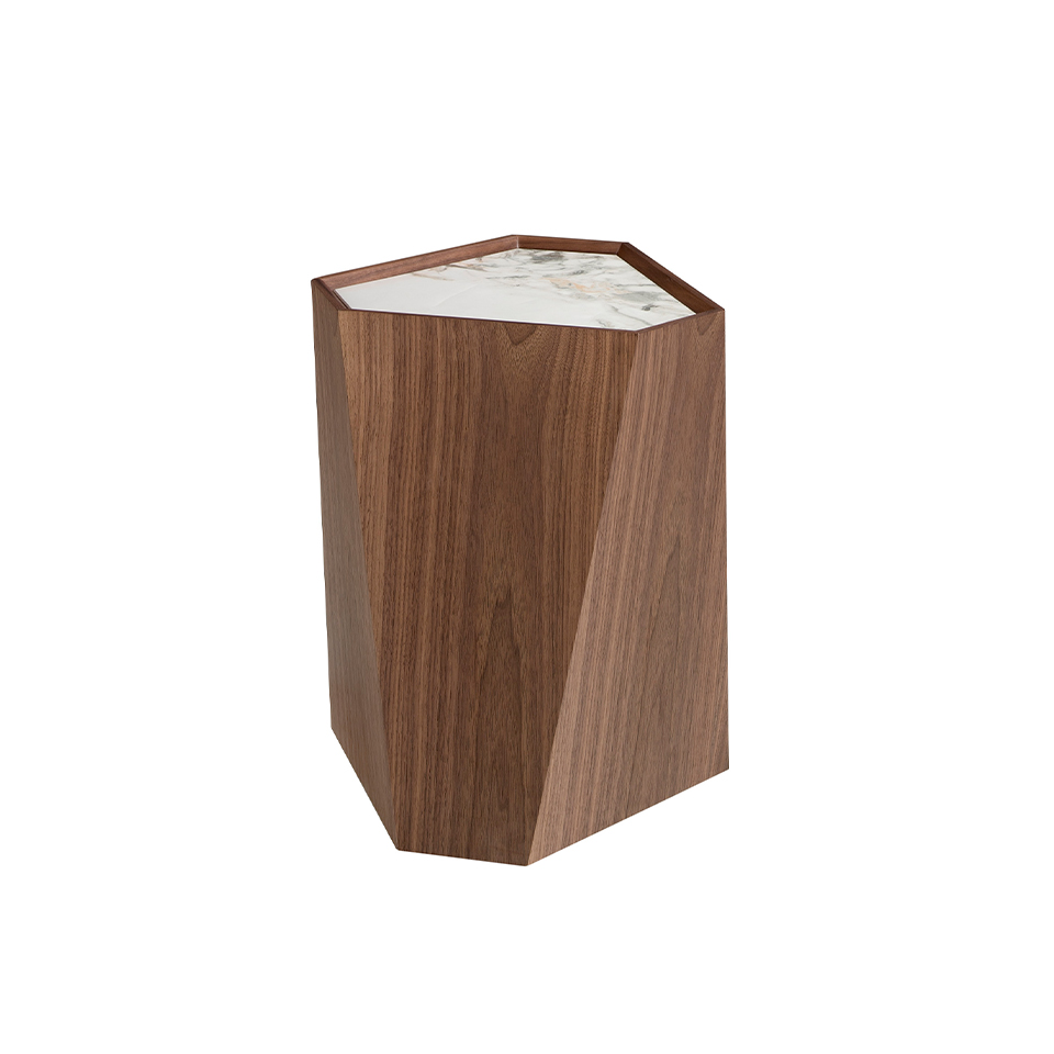 Треугольный угловой столик из фарфорового мрамора и орехового дерева