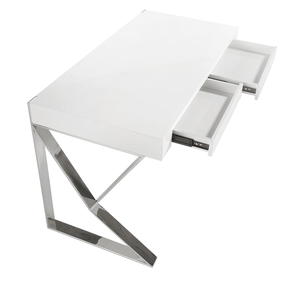 Письменный стол из дерева белого цвета и хромированной стали