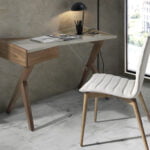 Bureau en bois de noyer et plateau laqué gris perle