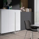 Credenza in legno bianco e acciaio cromato