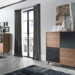 Credenza in legno di noce e ante in vetro nero a specchio