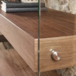 Estantería de madera color Nogal y cristal templado
