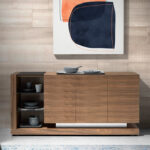 Credenza in legno di noce e vetro colorato nero