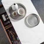 Tavolino in porcellana e legno di noce con cassetti