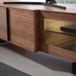 Mueble TV de madera nogal con iluminación led interior