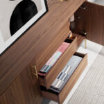 Sideboard aus Walnussholz und goldenem Stahl