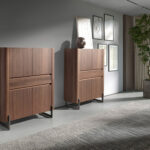 Credenza alta in noce e acciaio scuro metallizzato