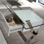 Schreibtisch aus weißem Holz und verchromtem Stahl mit Platte aus gehärtetem Glas