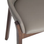 Stuhl mit Kunstleder und walnussfarbener Holzstruktur bezogen