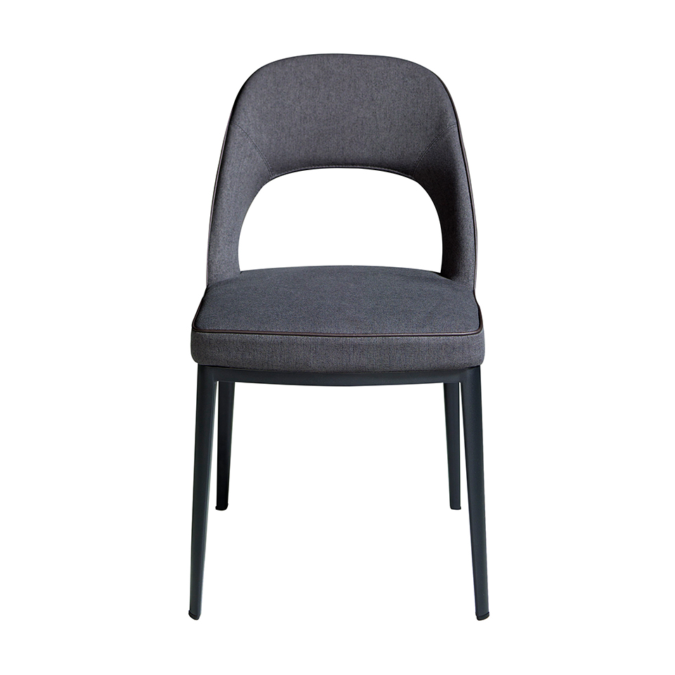 Chaise rembourrée en tissu avec structure en acier