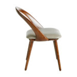 Silla de madera color nogal con asiento tapizado en polipiel