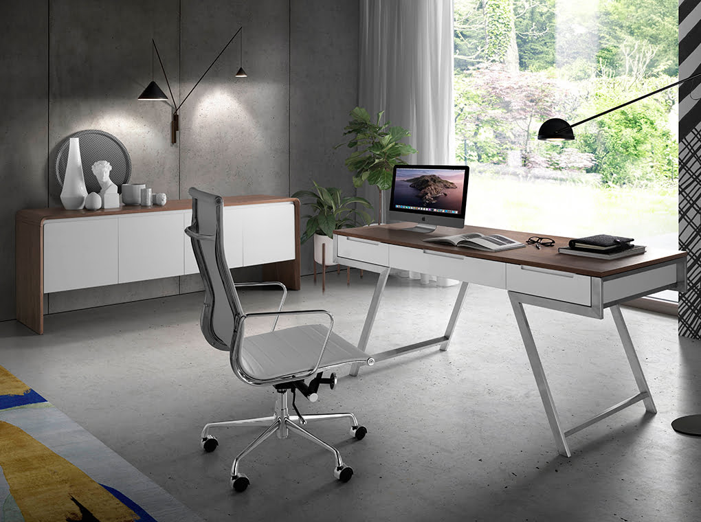 Office armchair upholstered in white leatherette Office armchair upholstered in white leatherette
