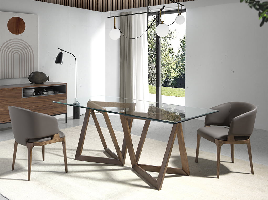 Stuhl mit Polsterung aus Ökoleder und Struktur aus massivem Eschenholz.