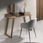 Silla comedor tapizada en terciopelo y polipiel. Estructura en acero negro.