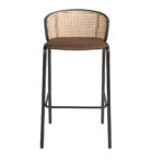 Hocker aus braunem Samt und Rattan