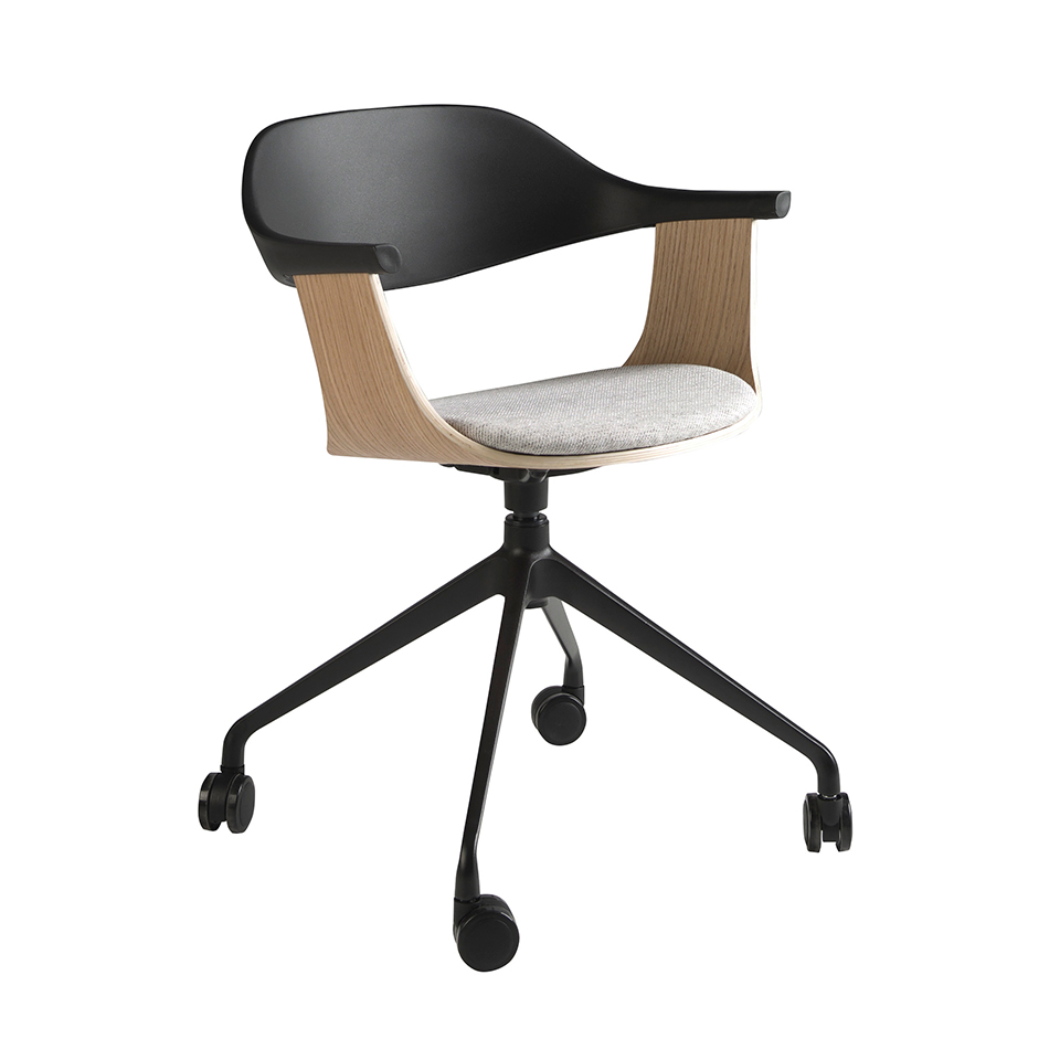 Вращающееся офисное кресло из светло-серой ткани и черного пвх
