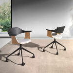 Chaise de bureau pivotante en tissu gris clair et pvc noir