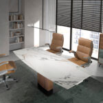 Bürodrehstuhl aus braunem Kunstleder