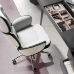 Silla oficina giratoria tela gris claro y pvc blanco brillo