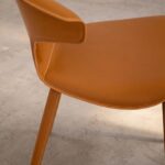 Chaise en cuir régénéré orange