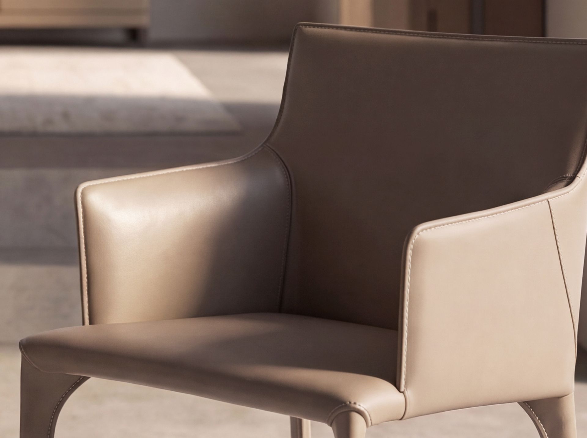 Chaise en cuir régénéré couleur vison Chaise en cuir régénéré couleur vison