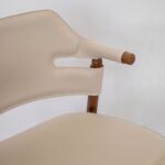 Hocker aus regeneriertem Leder in Sandfarbe