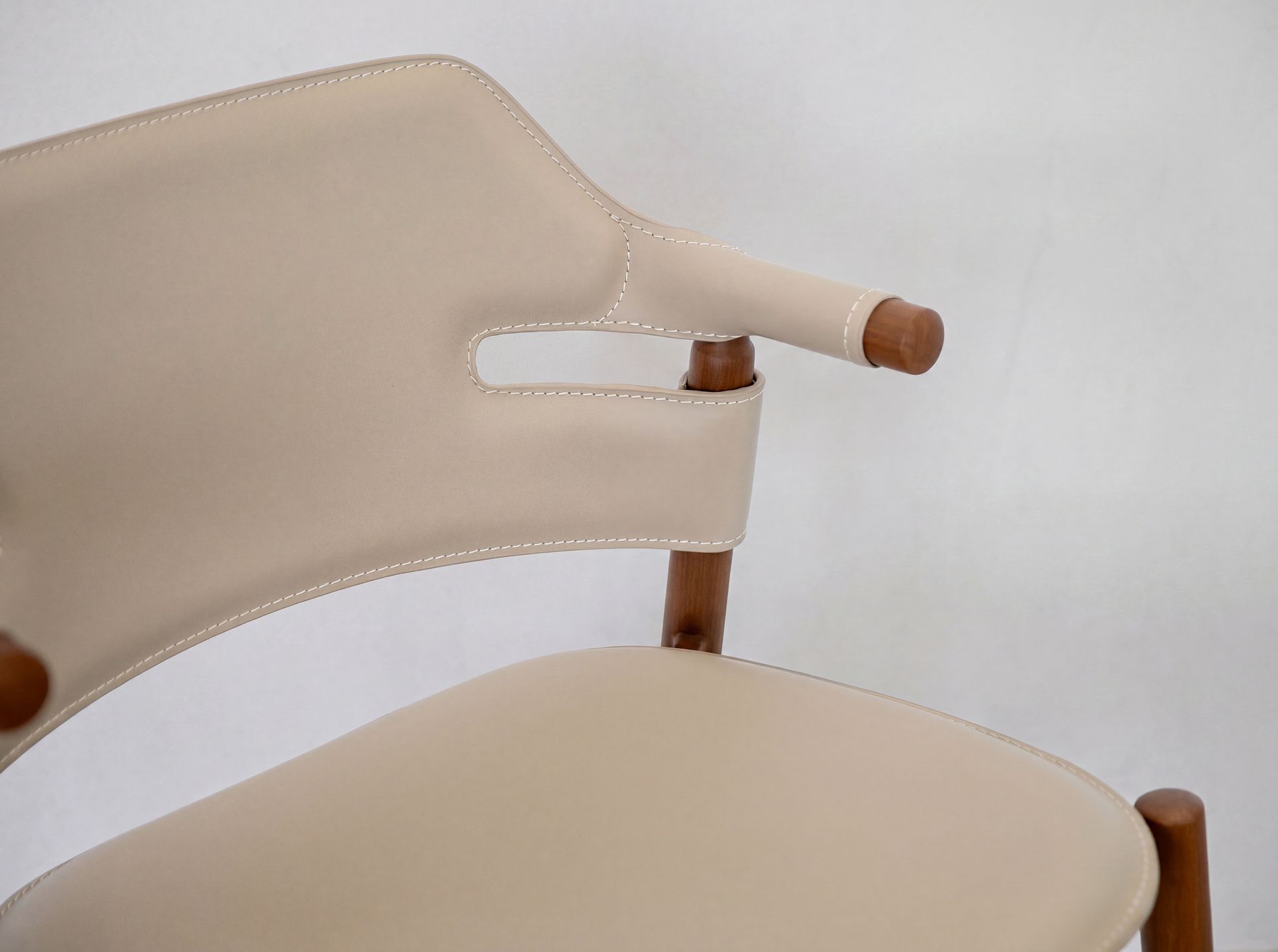Hocker aus regeneriertem Leder in Sandfarbe Hocker aus regeneriertem Leder in Sandfarbe