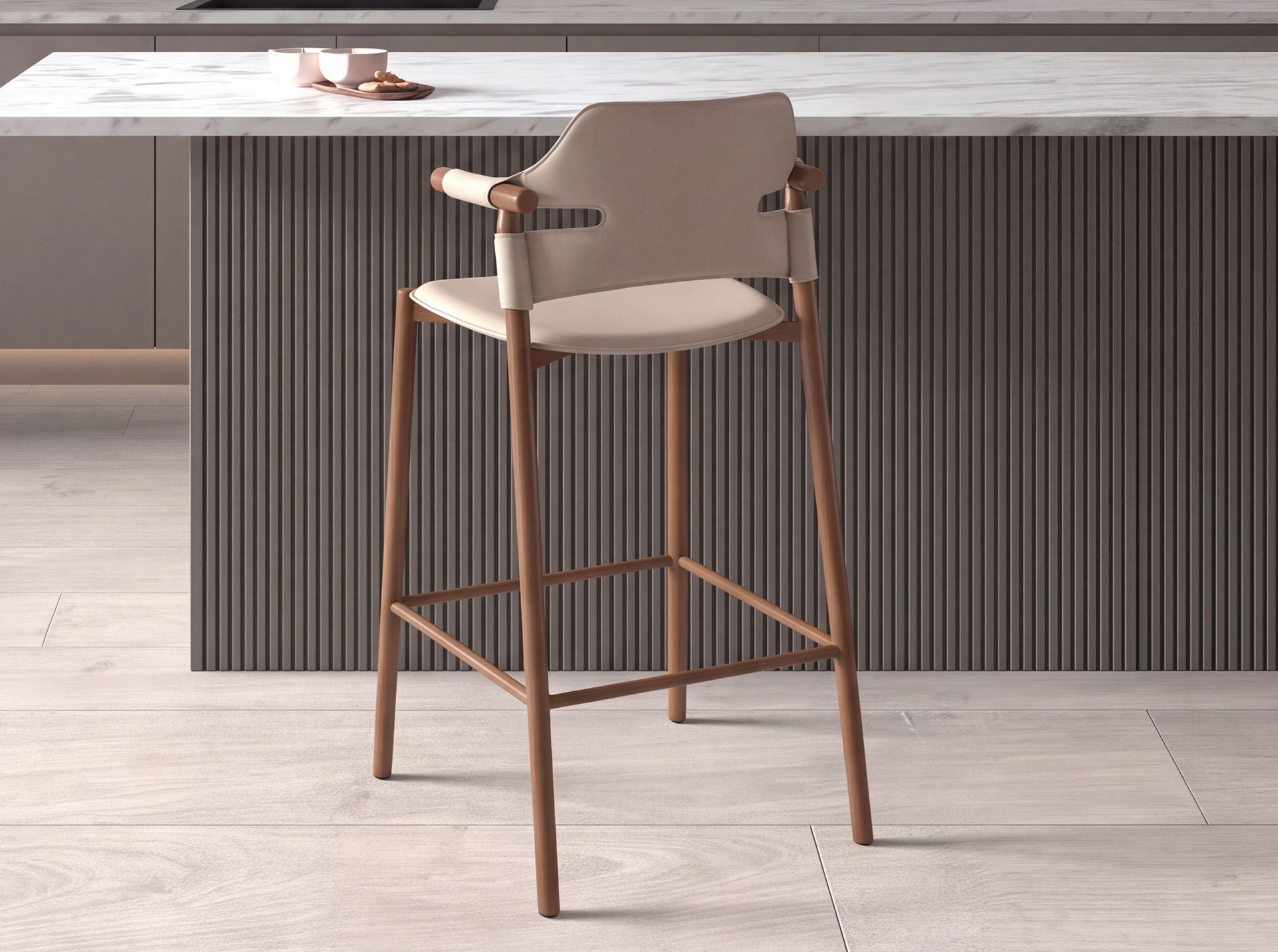 Hocker aus regeneriertem Leder in Sandfarbe Hocker aus regeneriertem Leder in Sandfarbe