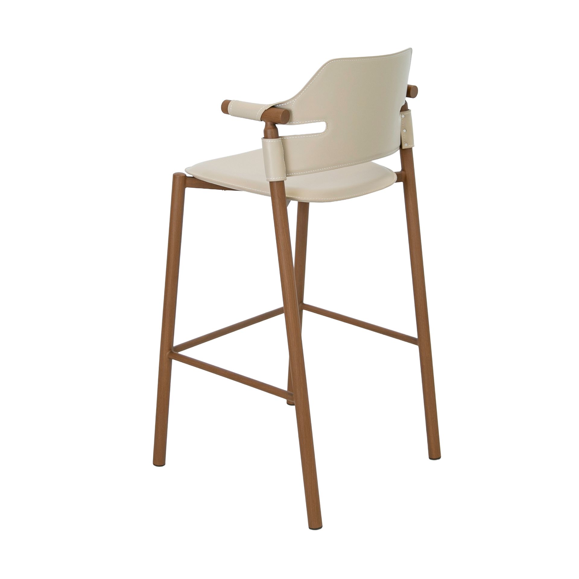 Hocker aus regeneriertem Leder in Sandfarbe Hocker aus regeneriertem Leder in Sandfarbe