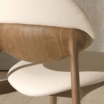 Chaise en similicuir crème