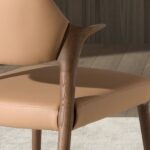 Chaise en similicuir couleur camel