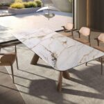 Chaise en similicuir couleur camel