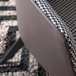 Кресло, обитое тканью с рисунком «гусиные лапки»
