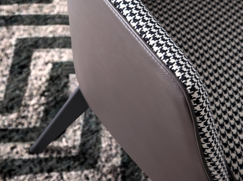 Кресло, обитое тканью с рисунком «гусиные лапки»