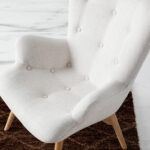 Armchair upholstered in tufted fabric