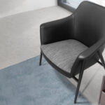 Fauteuil en tissu et cuir écologique tapissé avec structure en acier noir