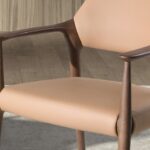 Chaise en similicuir couleur camel