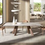 Chaise en similicuir couleur camel