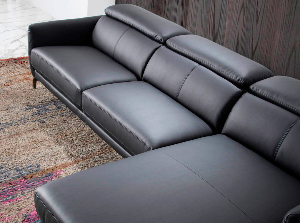 Chaiselongue-Sofa mit Leder- und schwarzen Stahlbeinen