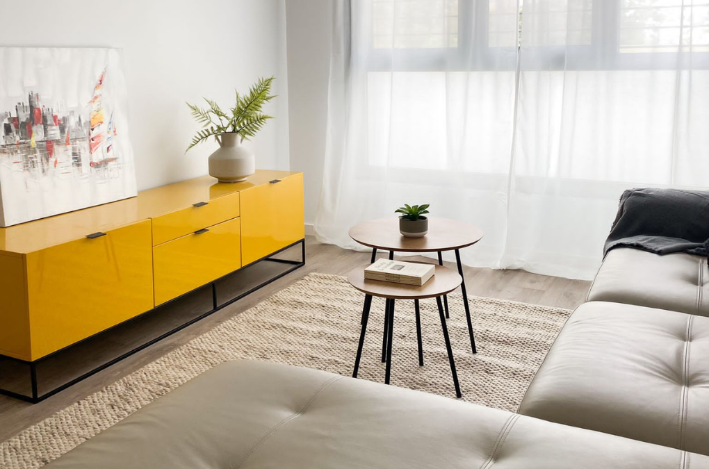 Un petit appartement confortable avec des touches de couleur