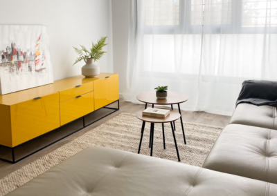 Un petit appartement confortable avec des touches de couleur