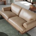 3-Sitzer-Sofa mit Lederbezug und Beinen aus schwarzem Epoxy-Stahl
