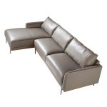 Chaiselongue-Sofa mit Lederbezug und Beinen aus abgedunkeltem Stahl.