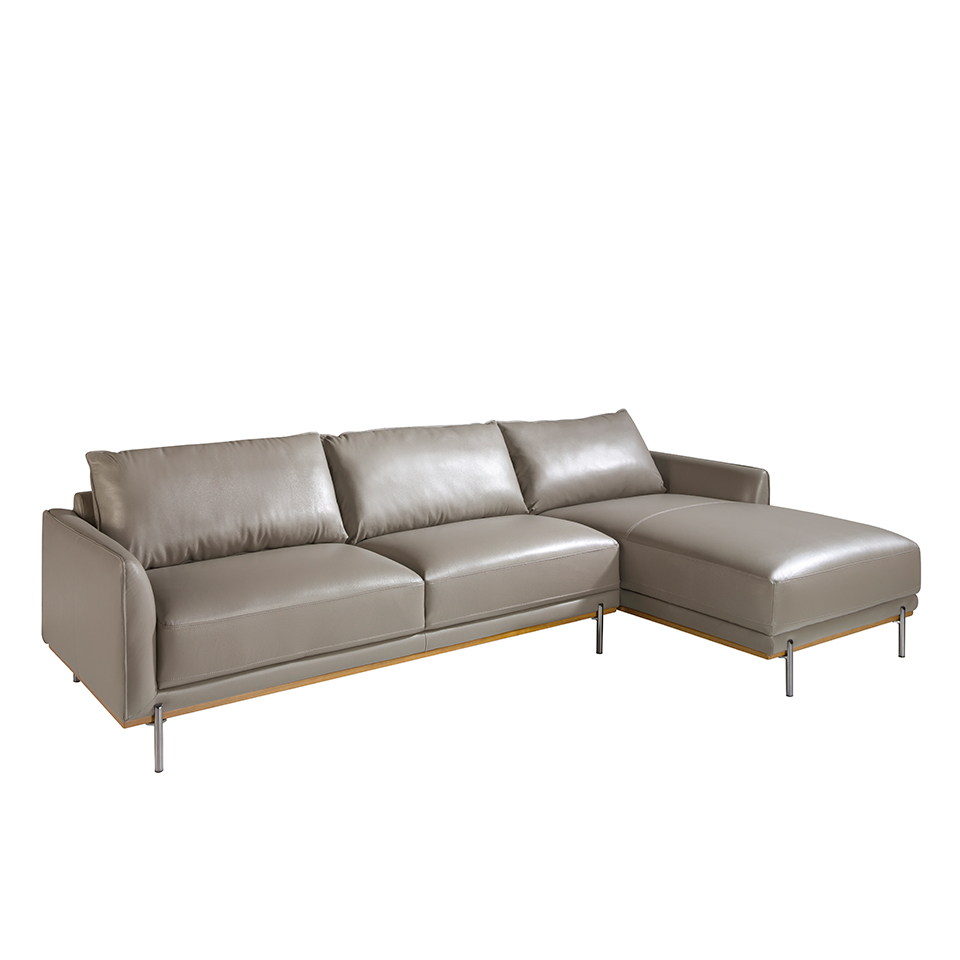 Chaiselongue-Sofa mit Lederbezug und Beinen aus abgedunkeltem Stahl.