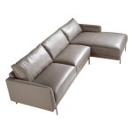 Chaiselongue-Sofa mit Lederbezug und Beinen aus abgedunkeltem Stahl.