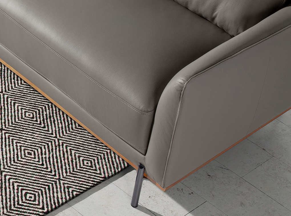 Sofá chaise longue tapizado en piel y patas en acero oscurecido