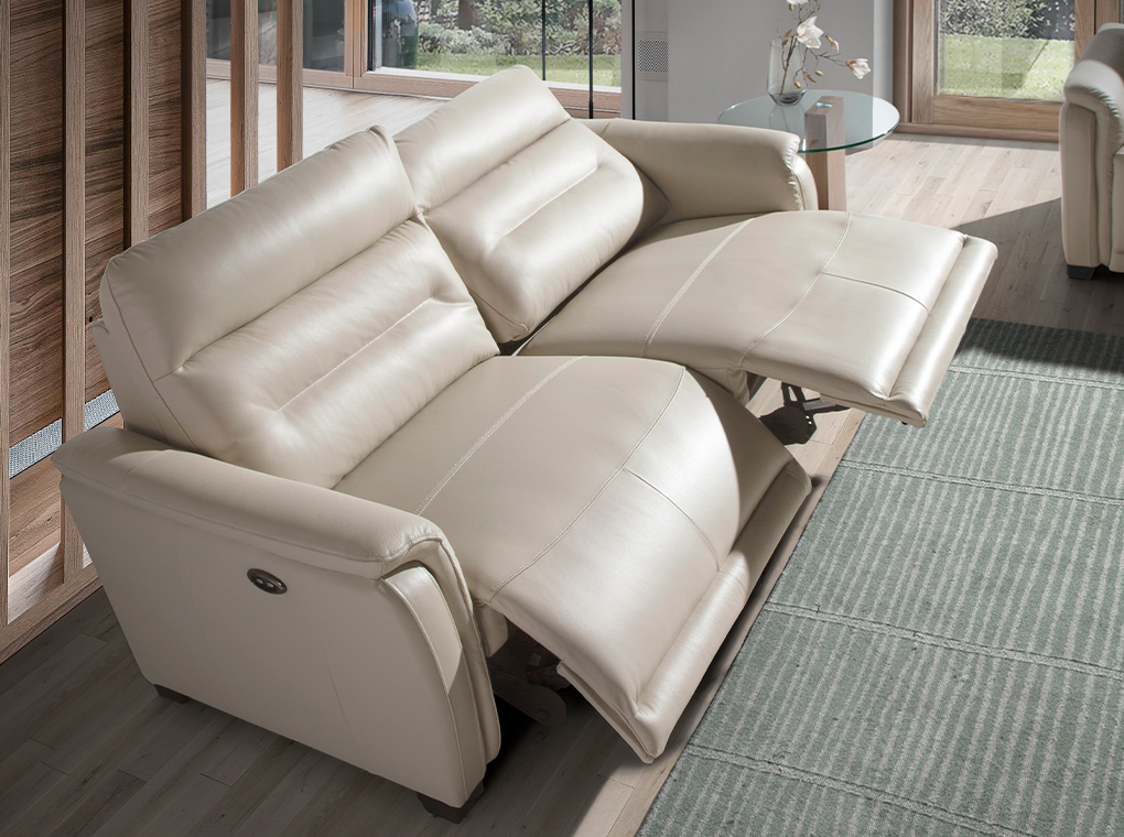 3-местный диван с обивкой из серой кожи и механизмами relax